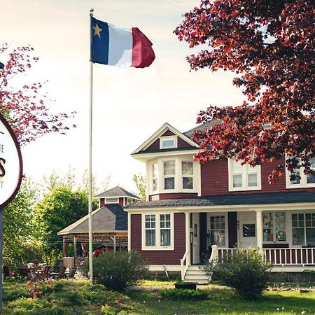 Complexe D'Hebergement La Maison Touristique Dugas Caraquet Eksteriør bilde