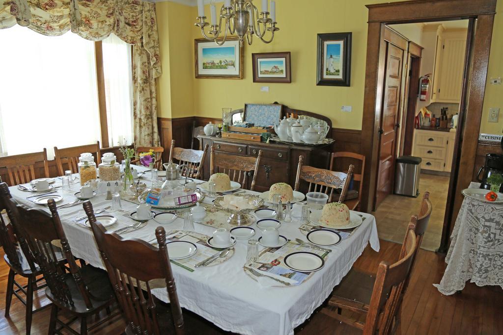 Complexe D'Hebergement La Maison Touristique Dugas Caraquet Eksteriør bilde